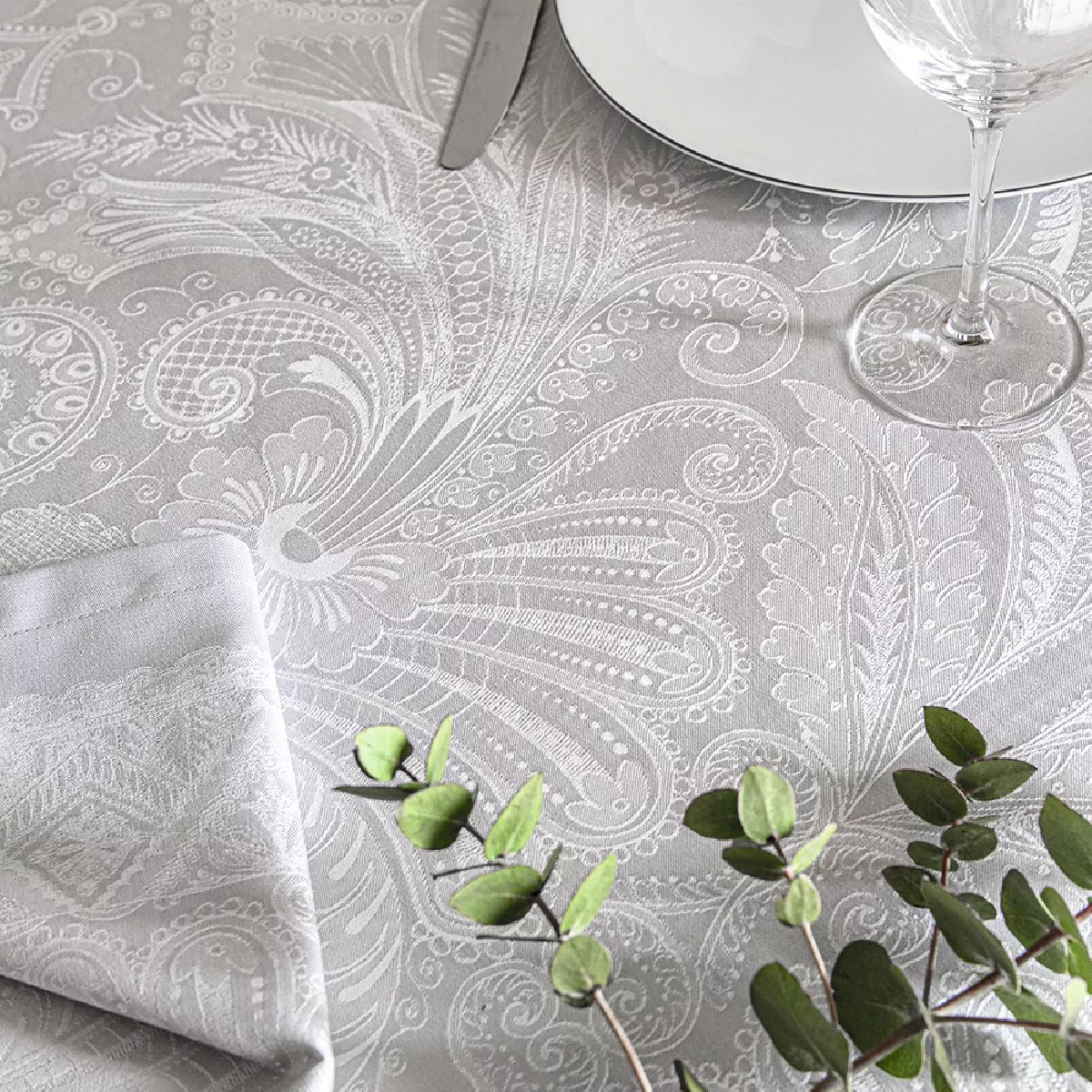 grey-100-cotton-stain-repellent-tablecloth-grace-perle (2)
